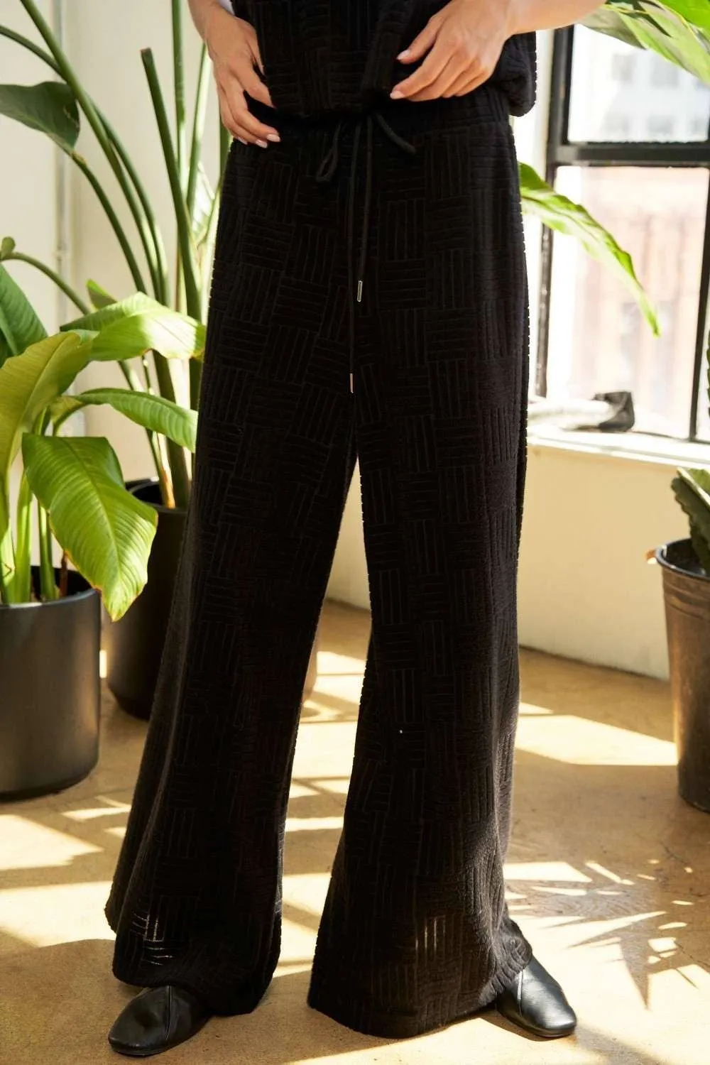 BLACK VELVET GEOMETRIC SLEEVELESS ROUND NECK PANTS SET